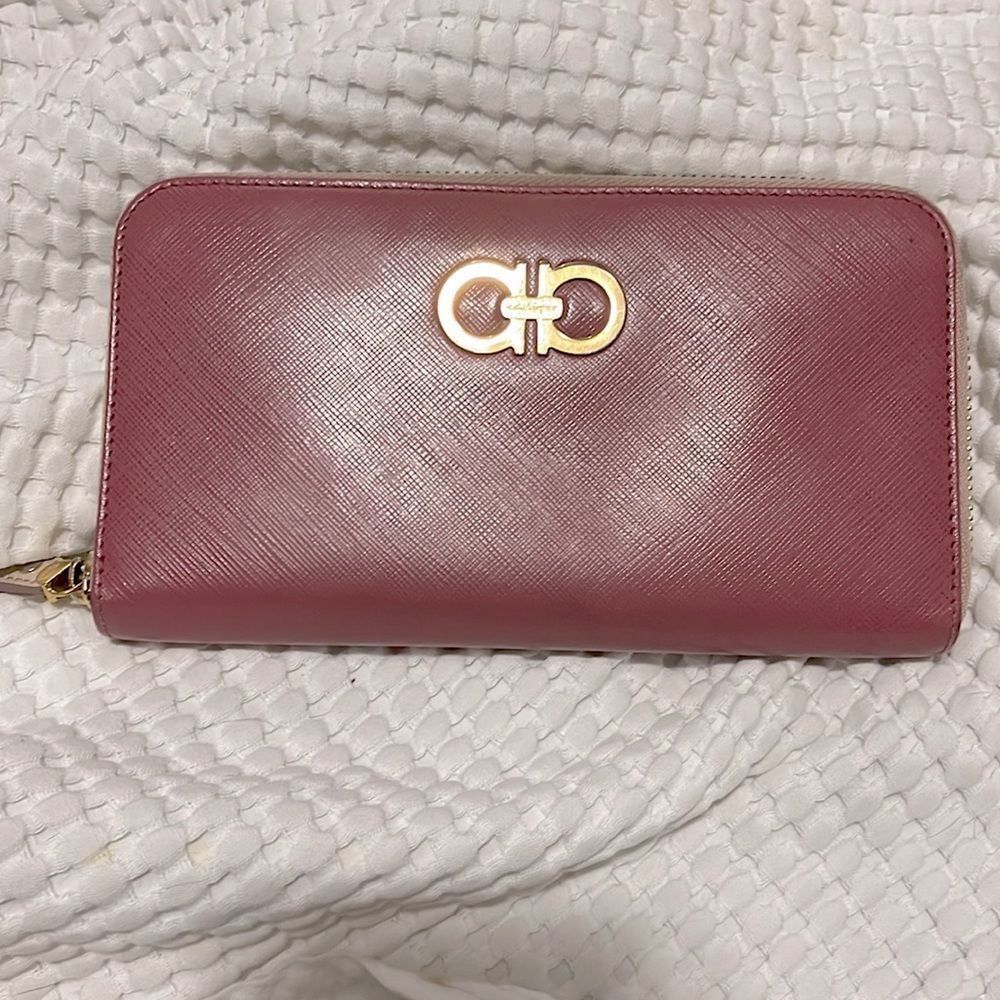 EUC- Salvatore Ferragamo Zip Wallet